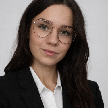 Social Media i E-commerce/Tworzenie grafik, zdjęć i opisów produktów/Sprzedaż online i obsługa kont