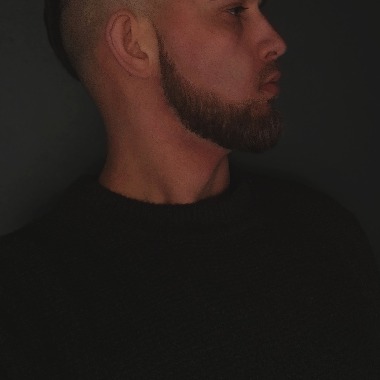 Cześć, interesuje się sportem, motoryzacją i różnymi dziedzinami fryzjerstwa