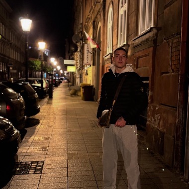 Montuję wideo na TikTok, Reels i Shorts – dynamiczne, angażujące edycje.